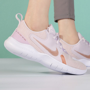 耐克最新款跑鞋女，自然美景中的浪漫之旅