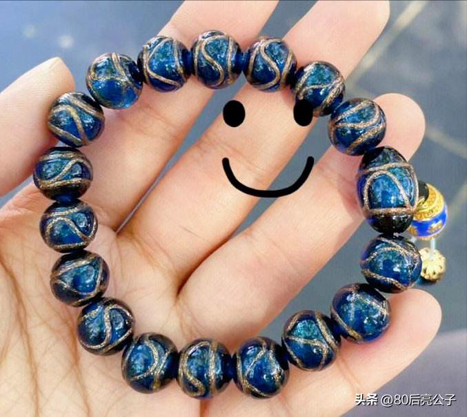 雍和宫香灰琉璃最新款,雍和宫香灰琉璃最新款，一段琉璃般的温馨日常