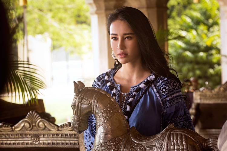 功夫瑜伽女演员探寻小巷深处的瑜伽宝藏