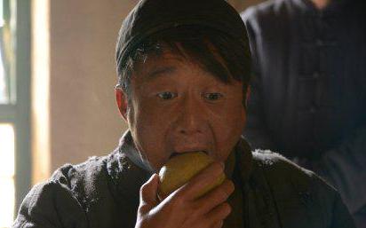 临时演员里的手机，角色与现实的交织之谜