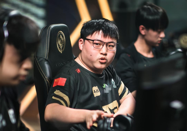 Uzi比赛视频全集，赛场英雄与友情交织的传奇故事