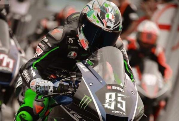 王一博摩托车比赛摔车