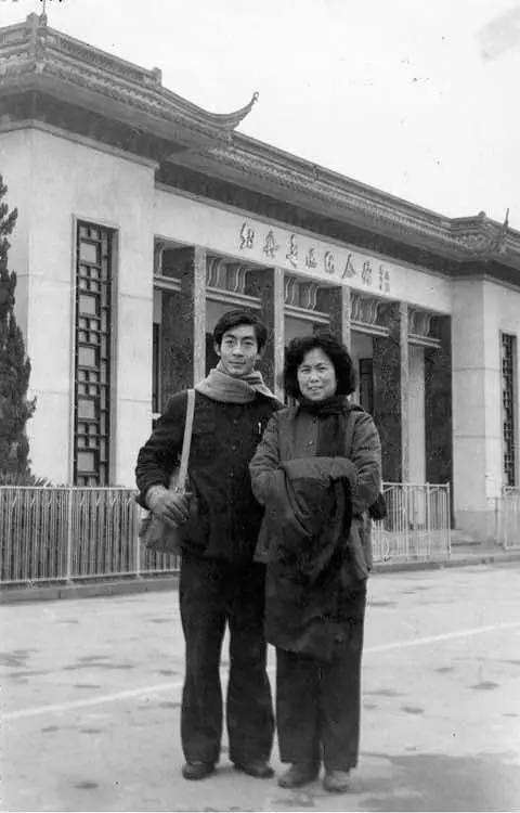 近视演员，视界模糊中的坚韧与励志之路