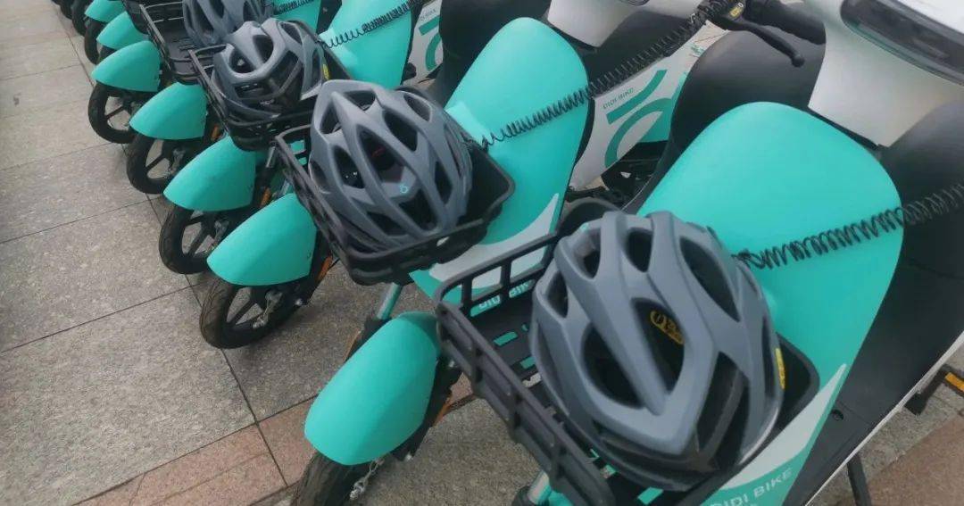 最新头盔形象揭秘，小巷中的隐藏宝藏