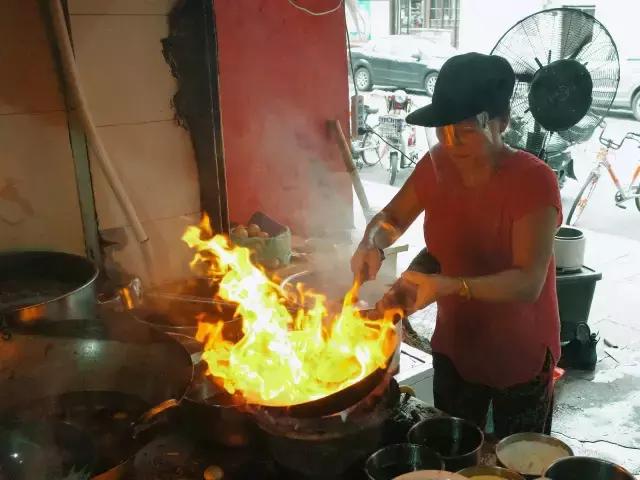 力量与智慧的较量，拌手腕比赛对决💪🌟