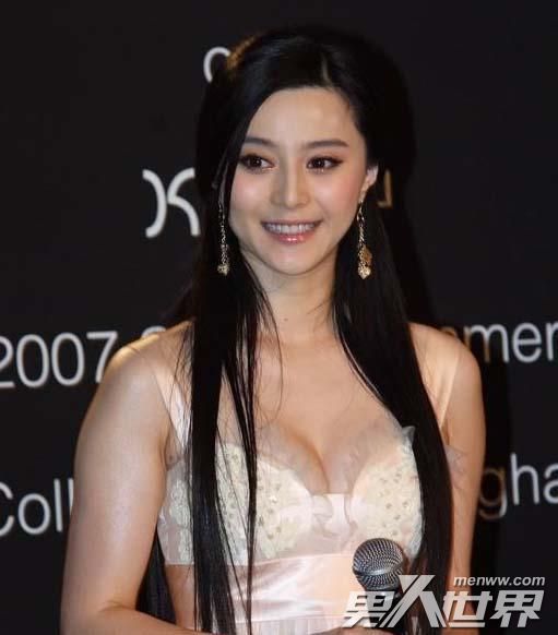 大胸明星与隐秘美食店的探秘之旅