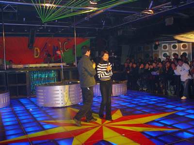 动感之星热舞新潮流，舞动自信，跃向成功的旋律